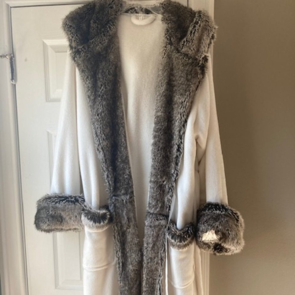 Luxurious Pottery Barn Faux Fur Robe